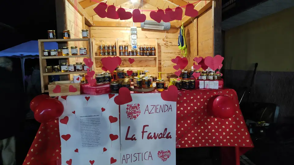 Banco La Favola decorato con cuori rossi per San Valentino