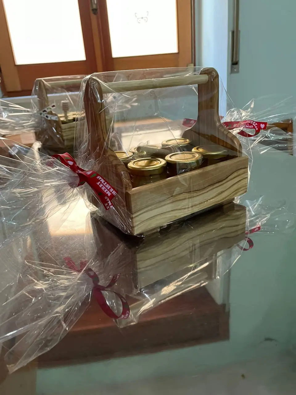 Cassetta di legno con sei vasetti, incartata con nastro rosso